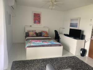 1 dormitorio con 1 cama y escritorio con ordenador en Obera Beach #105, en Freeport