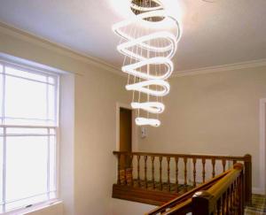 una luce a spirale appesa al soffitto in una stanza di West End Hotel a Nairn