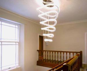 una luz espiral colgando del techo en una habitación en West End Hotel, en Nairn