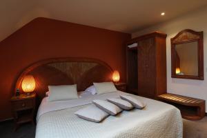 - une chambre dotée d'un grand lit avec des oreillers blancs dans l'établissement Hotel Martinique, à Nieuport