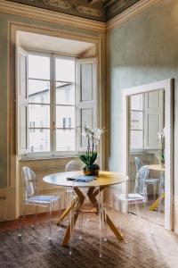 comedor con mesa y sillas en Palazzo Feroci - Residenza d'epoca, en Pisa