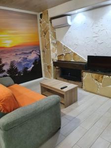 sypialnia z kominkiem, kanapą i telewizorem w obiekcie Cabañas El Nogueral w mieście Gontar +37 zdjęć