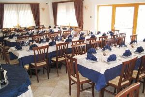 Ein Restaurant oder anderes Speiselokal in der Unterkunft Hotel Villanova 