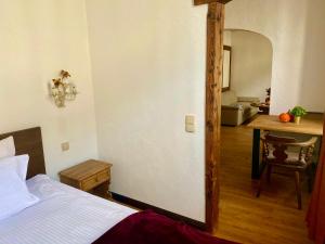 ein Schlafzimmer mit einem Bett und einem Tisch in einem Zimmer in der Unterkunft Eurenerstrasse 179 Tourist Apartments in Trier