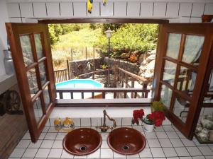 Vista de la piscina de Casa Rural La Cuna o d'una piscina que hi ha a prop