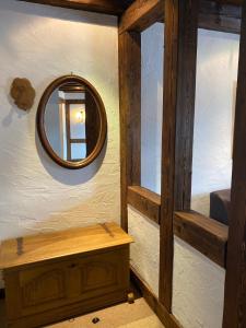 - un miroir sur le mur d'une chambre avec une table en bois dans l'établissement Eurenerstrasse 179 Tourist Apartments, à Trèves