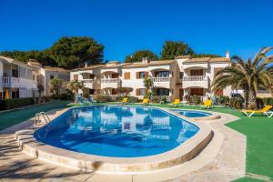 uma grande piscina em frente a uma villa em Can Nogueras em Cala Ratjada