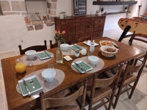 una mesa de madera con platos encima en Le Moulin Aux Ecrevisses, en Thonnance-lès-Joinville