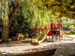 einen Spielplatz mit Rutsche in einem Park in der Unterkunft Village Club Les Lavandes - Neaclub in Rémuzat