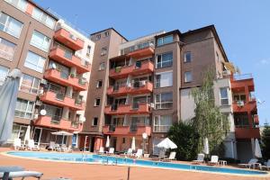 un hotel con piscina frente a algunos edificios en Menada Stella Polaris 2 Apartments, en Sunny Beach