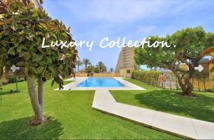 Villa con jardín con piscina en New 2023 Don Gustavo, Beach Front, Sea Views, en Benalmádena