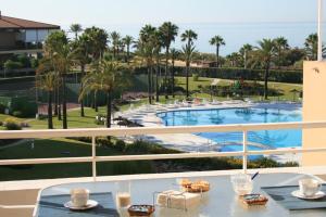 Bazén v ubytovaní atico en Las Americas Islantilla primera línea de playa alebo v jeho blízkosti