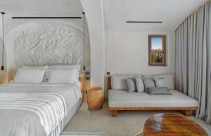 Radisson Blu Zaffron Resort, Santorini客房内的一张或多张床位