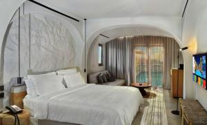 Radisson Blu Zaffron Resort, Santorini客房内的一张或多张床位