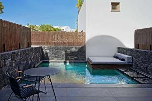 Radisson Blu Zaffron Resort, Santorini内部或周边的泳池