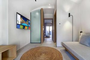 Radisson Blu Zaffron Resort, Santorini的电视和/或娱乐中心