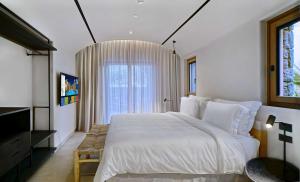 Radisson Blu Zaffron Resort, Santorini客房内的一张或多张床位