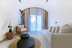 Radisson Blu Zaffron Resort, Santorini的休息区