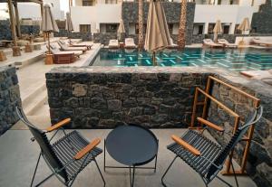 Radisson Blu Zaffron Resort, Santorini内部或周边的泳池