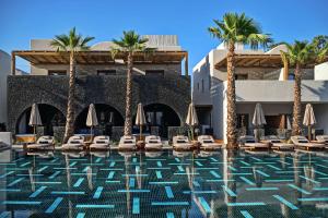 Radisson Blu Zaffron Resort, Santorini内部或周边的泳池