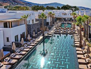 卡马利Radisson Blu Zaffron Resort, Santorini的享有酒店空中美景,设有游泳池和椅子