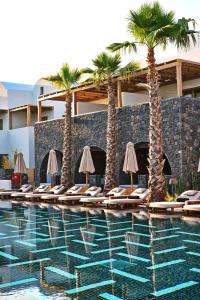 Radisson Blu Zaffron Resort, Santorini内部或周边的泳池