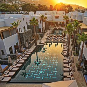 Radisson Blu Zaffron Resort, Santorini内部或周边的泳池