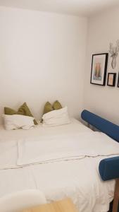 sypialnia z białym łóżkiem z niebieskim zagłówkiem w obiekcie Apartment Tauernblick w mieście Ramsau am Dachstein