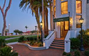 una casa con palmeras delante en Mar Monte Hotel, in The Unbound Collection by Hyatt, en Santa Bárbara