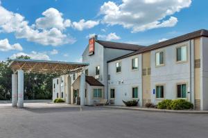 een hotel met een parkeerplaats ervoor bij Econo Lodge in Belle Fourche