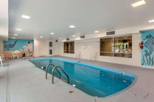 a large swimming pool in a large room at Econo Lodge in Belle Fourche