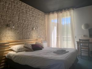 ein Schlafzimmer mit einem großen Bett und einem Fenster in der Unterkunft Village Club Les Lavandes - Neaclub in Rémuzat