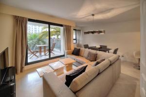 戛纳Carlton Riviera Cannes的客厅里有一张沙发和一张桌子。