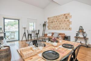 ein Wohnzimmer mit einem Tisch mit Tellern darauf in der Unterkunft Douro triplex - Destilaria Residence by Porto City Hosts in Vila Nova de Gaia
