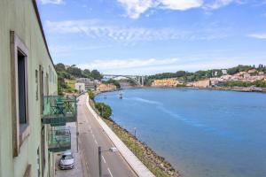 von einem Gebäude aus einen Blick auf den Fluss in der Unterkunft Douro triplex - Destilaria Residence by Porto City Hosts in Vila Nova de Gaia