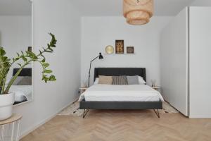 Postel nebo postele na pokoji v ubytování Designer Apartment in Vinohrady by Prague Days