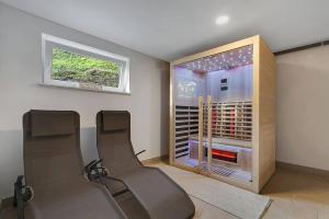 une chambre avec deux chaises et une cave à vin dans l'établissement Angel Boutique Home, à Laško