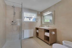 La salle de bains est pourvue d'une douche, d'un lavabo et de toilettes. dans l'établissement Angel Boutique Home, à Laško