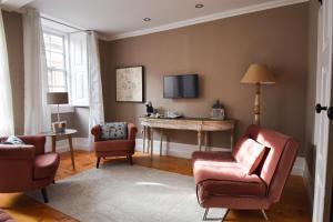 a living room with two chairs and a table at Charme 19 in Coimbra +36 photos