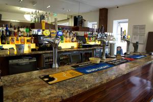 um bar com um balcão com garrafas de álcool em Royal Carlton Hotel em Blackpool