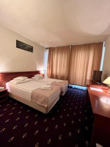 Un pat sau paturi într-o cameră la Hotel Seven