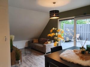 旧蒂尔瑙特De Gorzen的客厅里有一张沙发和一张桌子。