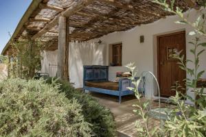 een slaapkamer met een blauw bed op een patio bij Muxima - Aljezur in Aljezur