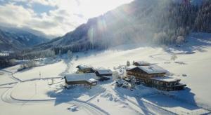 una vista aérea de una casa en la nieve en Natur & Familienhotel Der Stieglerhof en Radstadt