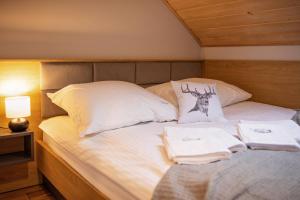 En eller flere senge i et værelse på Osada Wróblonki - Apartamenty