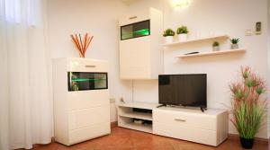 One bedroom apartement at Novigrad 400 m away from the beach with enclosed garden and wifi TV 또는 엔터테인먼트 센터