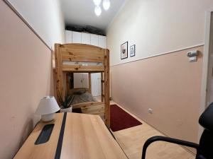 Bunk bed o mga bunk bed sa kuwarto sa Old Town Apartment