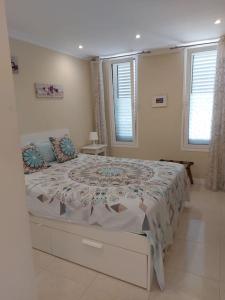 - une chambre avec un lit et 2 fenêtres dans l'établissement Silver Beach Tenerife, à Los Cristianos