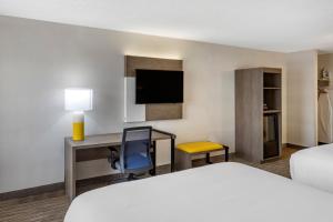 Katil atau katil-katil dalam bilik di Comfort Inn Paramus - Hackensack