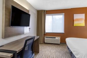 Televisyen dan/atau pusat hiburan di Comfort Inn Paramus - Hackensack